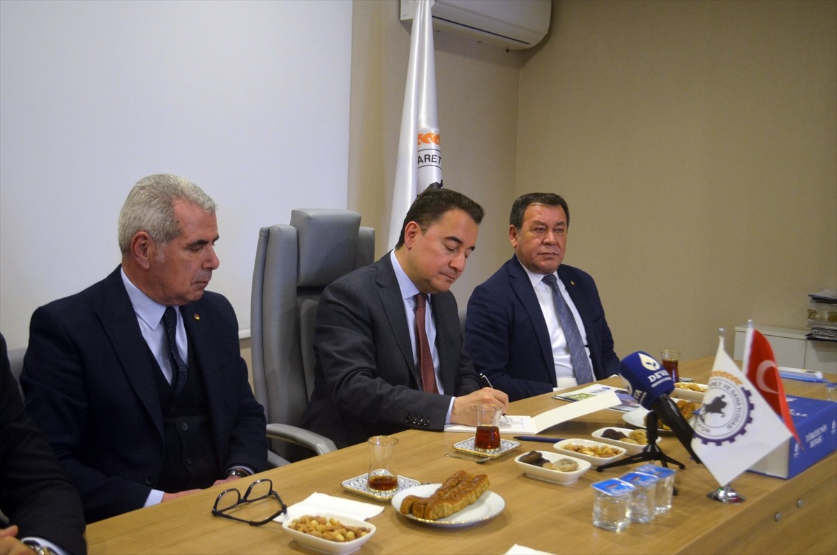 DEVA Partisi Genel Başkanı Ali Babacan (ortada), Amasya’nın Merzifon ilçesinde Ticaret ve Sanayi...