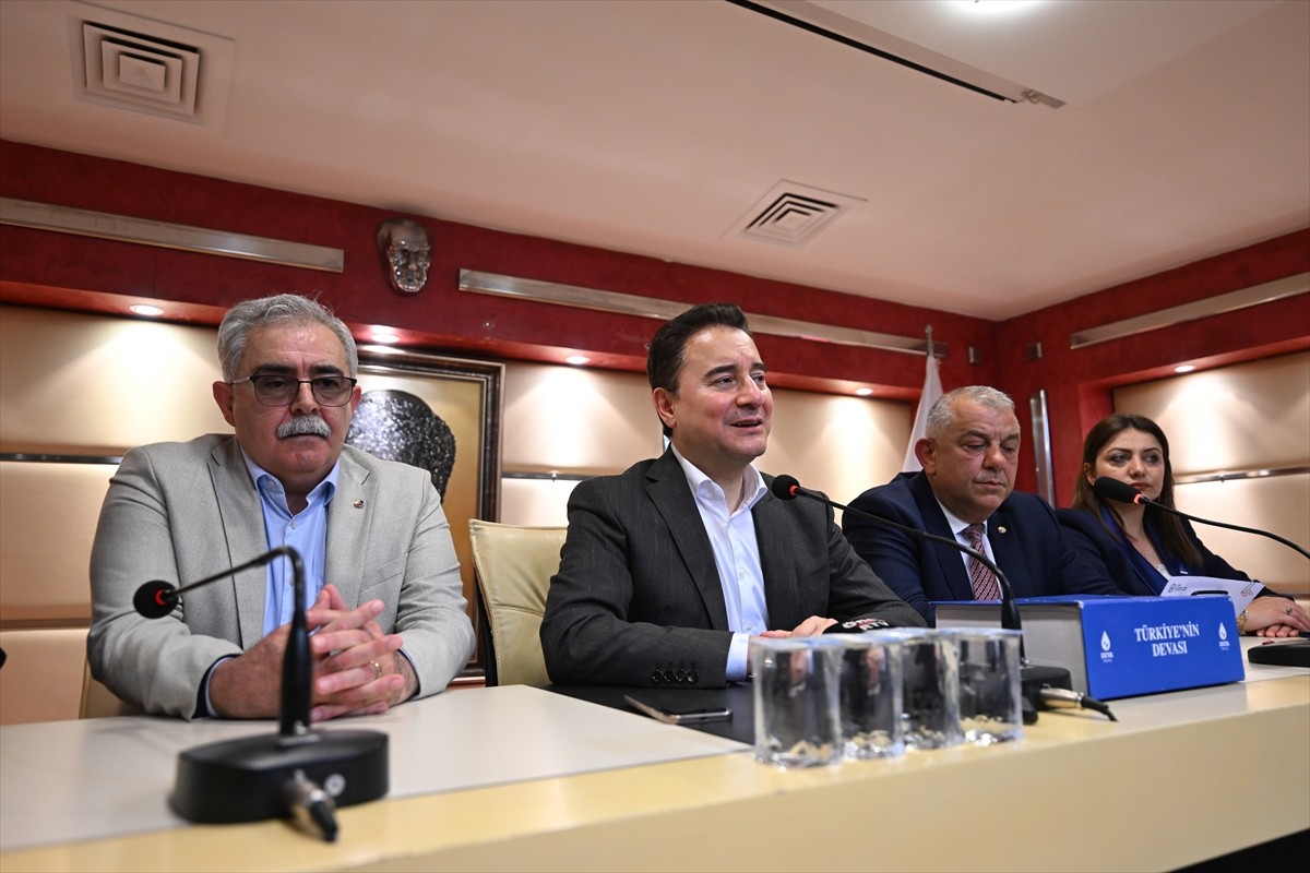 DEVA Partisi Genel Başkanı Ali Babacan (ortada), Düzce'de çeşitli ziyaretler gerçekleştirdi. Düzce...