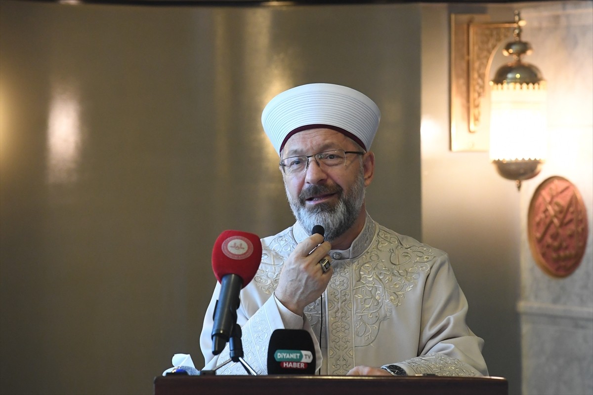 Diyanet İşleri Başkanı Prof. Dr. Ali Erbaş, Avrupa, ABD ve Kanada başta olmak üzere çeşitli...