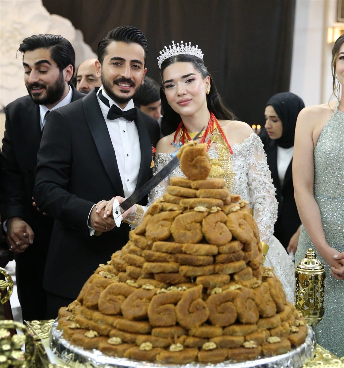 Diyarbakır'da evlenen Sude Bucak ve Furkan Altunhan çifti, düğünde pasta yerine 21 kattan oluşan...