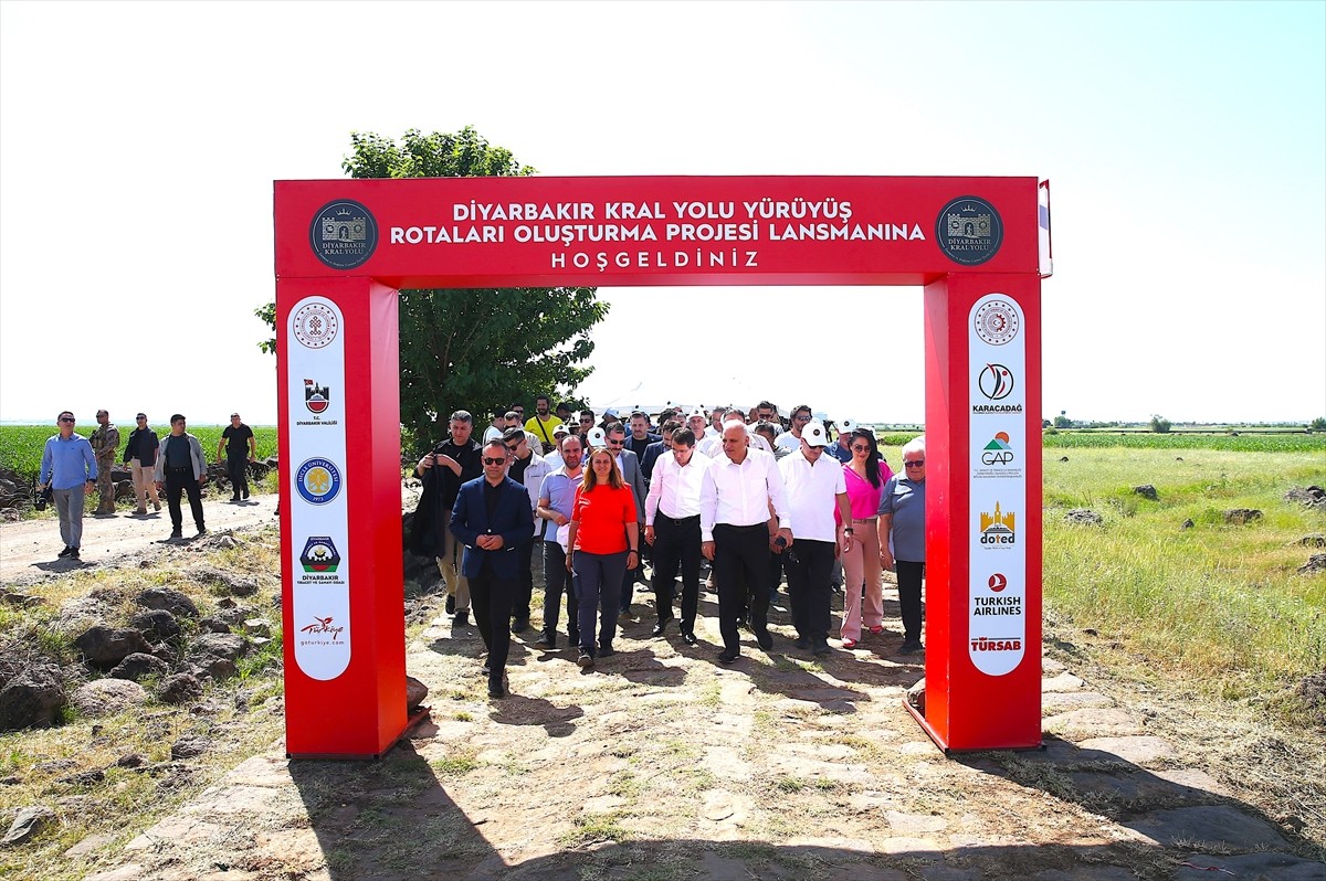 Diyarbakır'da "Kral Yolu"nda belirlenen rotaların tanıtımı, Pirareş Köprüsü mevkisinde düzenlenen...