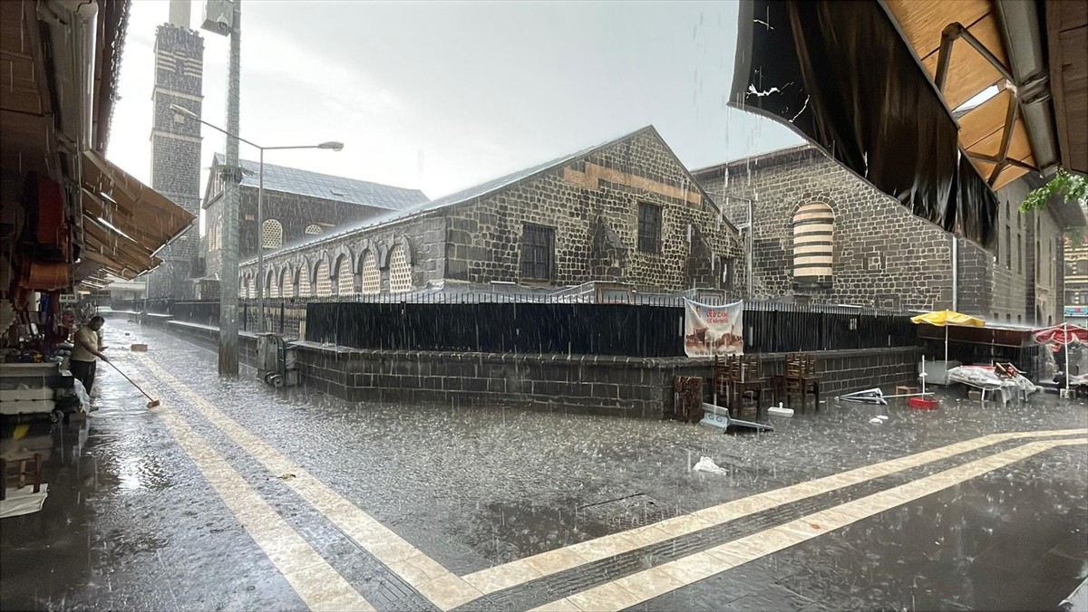 Diyarbakır'da sağanak, dolu ve kuvvetli rüzgar etkili oldu. Sağanak ve dolu nedeniyle bazı cadde...