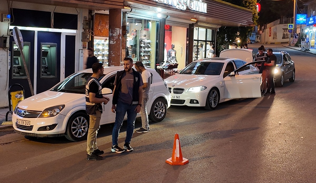 Diyarbakır'ın Ergani ilçesinde 200 polisin katılımıyla uyuşturucu satıcılarına yönelik "Narko...