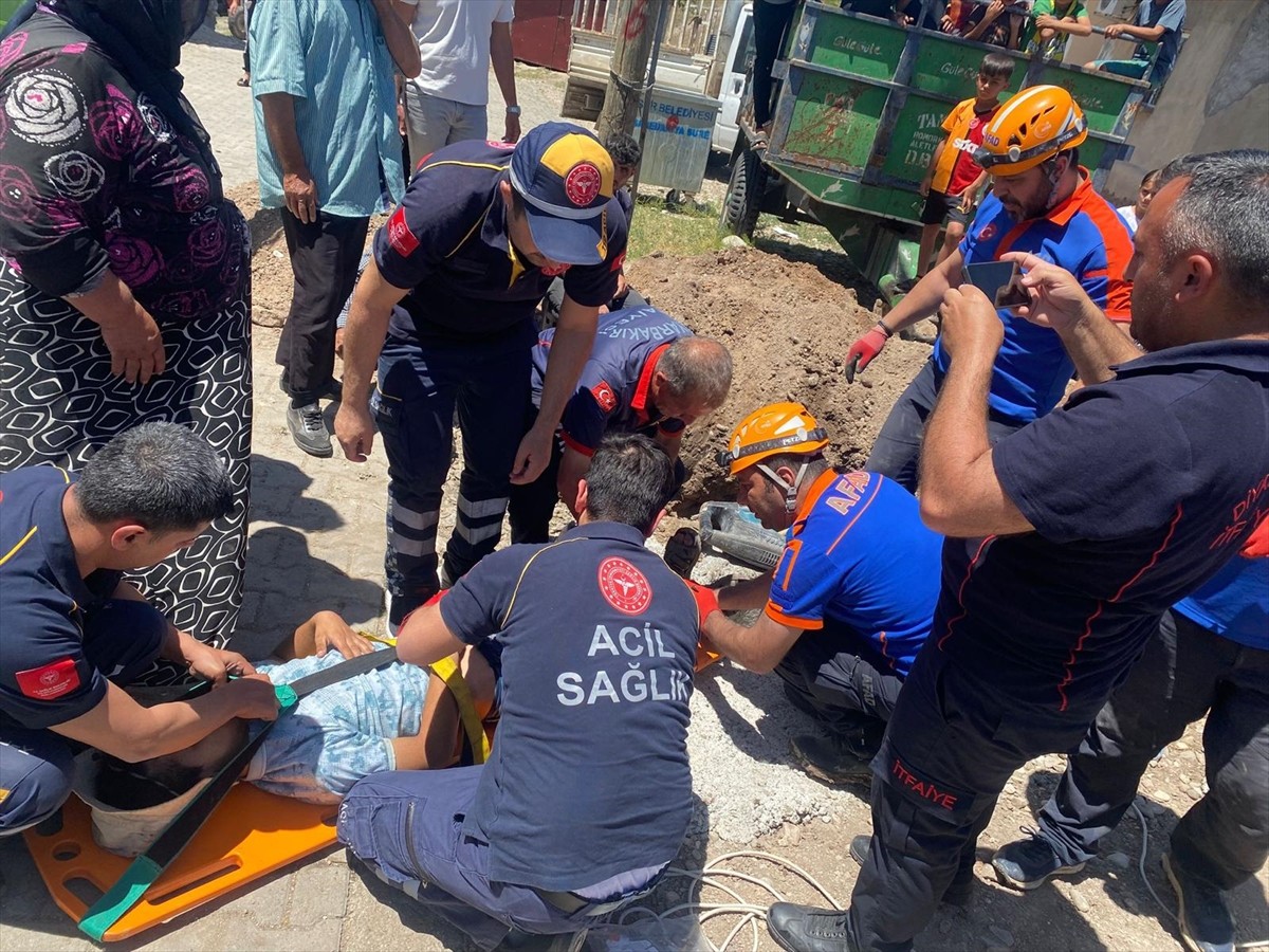 Diyarbakır'ın merkez Sur ilçesinde, düştüğü çukurda sıkışan çocuk AFAD ekiplerince...