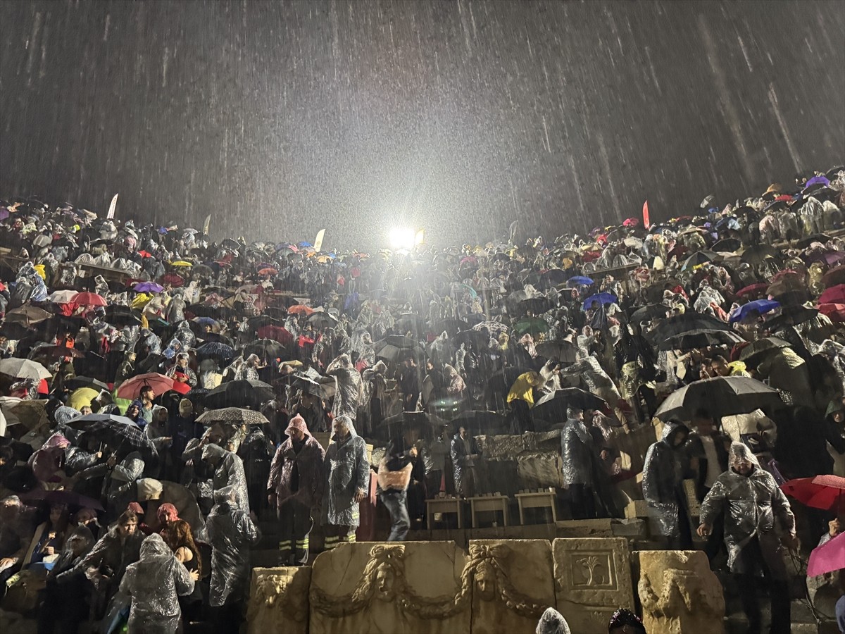 Dünyaca ünlü Aleksandrov Rus Kızıl Ordu Korosu ve Dans Topluluğu'nun, Denizli Laodikya Antik...