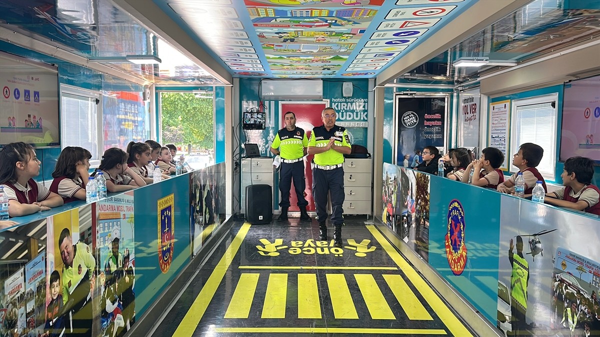 Düzce'de çocuklar ve yetişkinler, Jandarma personeli tarafından Mobil Trafik Eğitim Tırı'nda...
