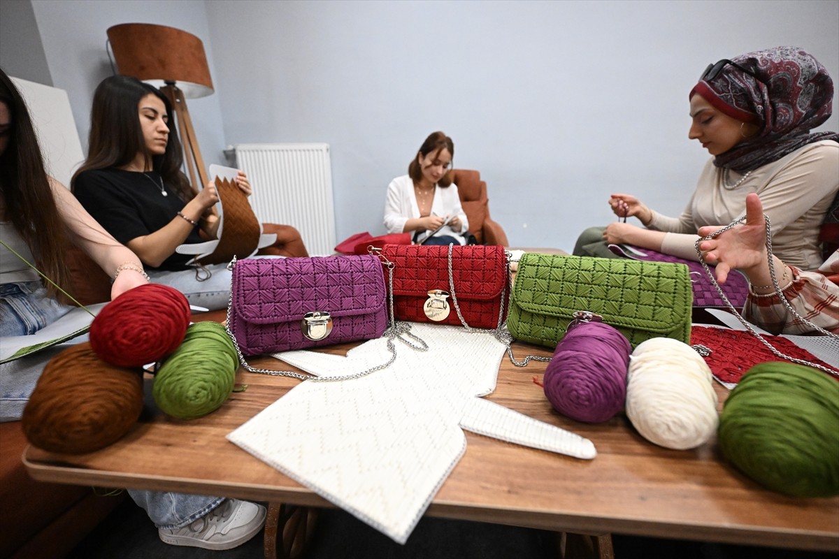 Düzce Gençlik Merkezi gönüllüleri, Anneler Günü dolayısıyla hayata geçirilen "Çantamda Sevgi Var"...