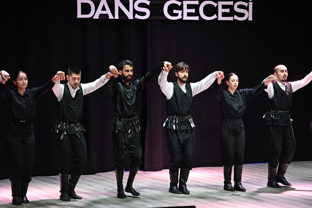 Düzce Üniversitesi (DÜ) Kültür Sanat ve Dans Topluluğunca, Gençlik ve Spor Bakanlığı destekli...