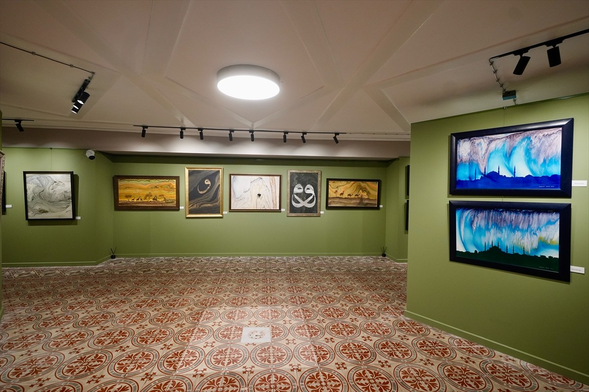 Ebru ile minyatür sanatçılarını bir araya getiren "Zuhurat" sergisi, Dolmabahçe'de Milli Saraylar...