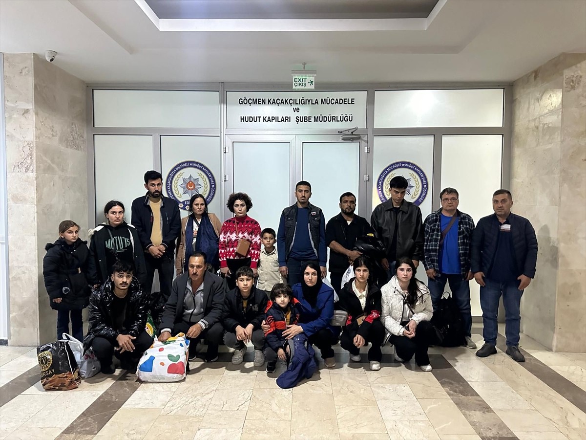 Edirne'de 17 düzensiz göçmen ve yurt dışına çıkış yasağı olan Alman vatandaşı...