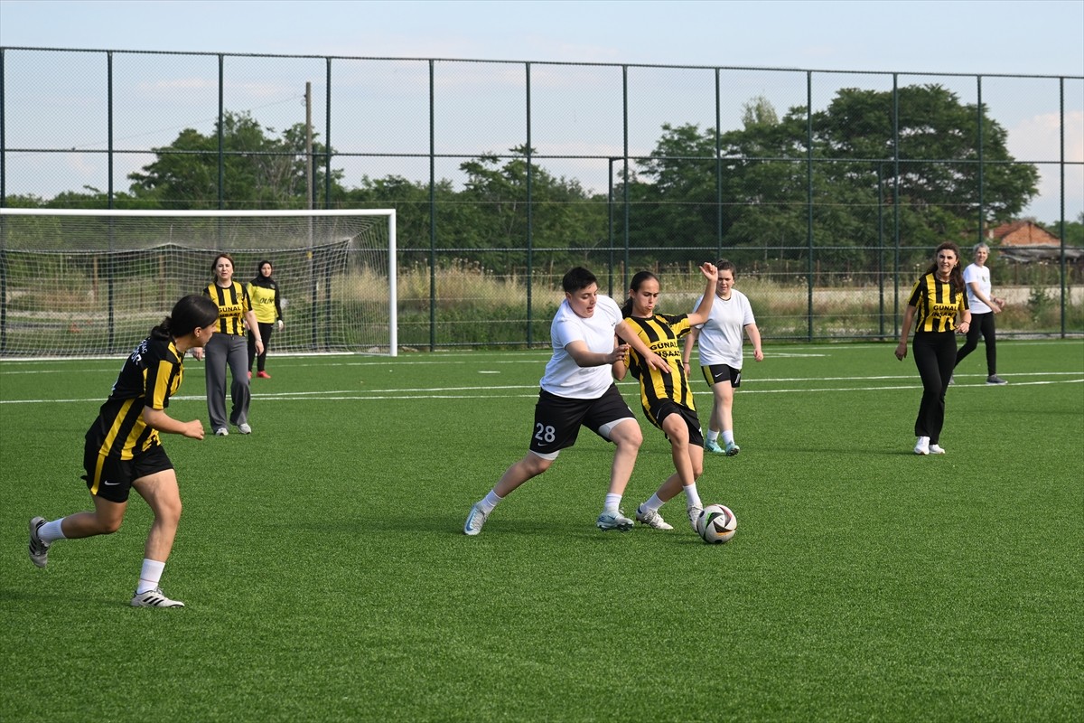 Edirne'de çevre temizliği yapan kadınlar, ardından dostluk maçında karşı karşıya geldi.