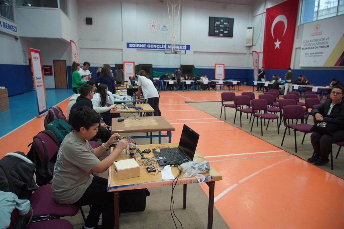 Edirne'de Deneyap Türkiye Teknoloji Atölyeleri'nde eğitim alan öğrenciler, yazılım, robotik...