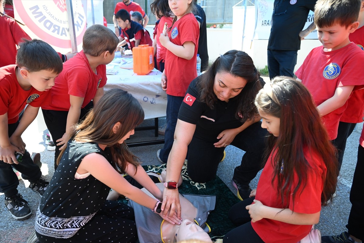 Edirne'de "Sağlıklı Çocuk, Sağlıklı Gelecek" Programı kapsamında 717 öğrenciye sağlıklı yaşam...