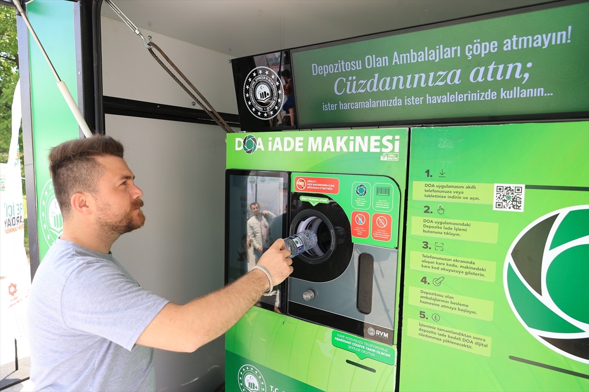 Edirne'de, "Yeşil Kampüs Festivali" kapsamında "Çevre Tırı" kapılarını Trakya Üniversitesi'nde...