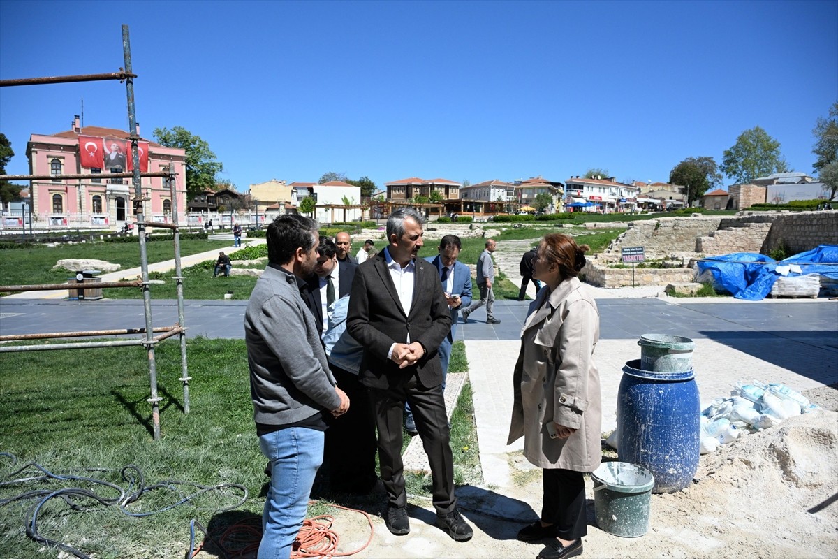 Edirne'de Selimiye Meydanı'nda bulunan Havlucular Hanı ve Mezit Bey Hamamı'ndaki restorasyon...