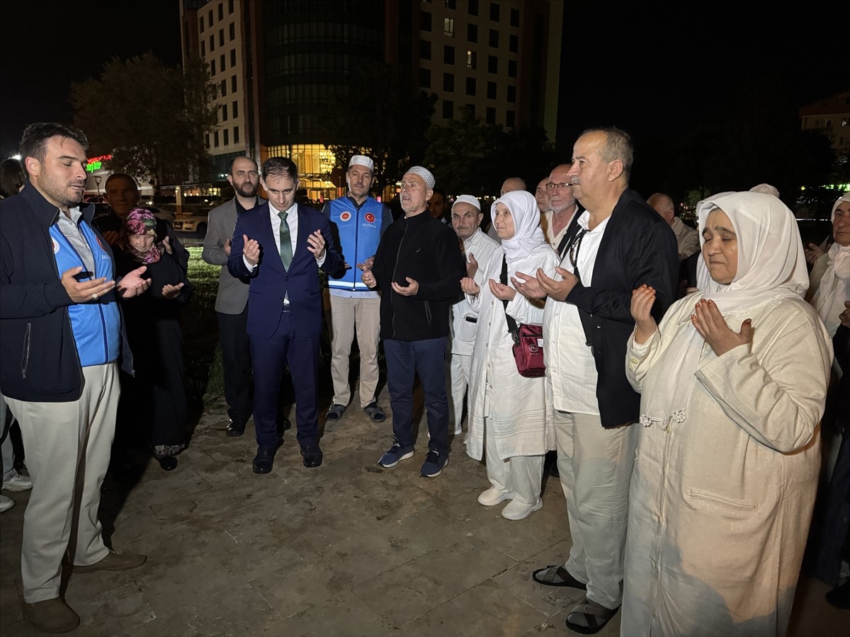 Edirne'den 76 kişilik hac kafilesi, dualarla kutsal topraklara uğurlandı. Hacı adayları...