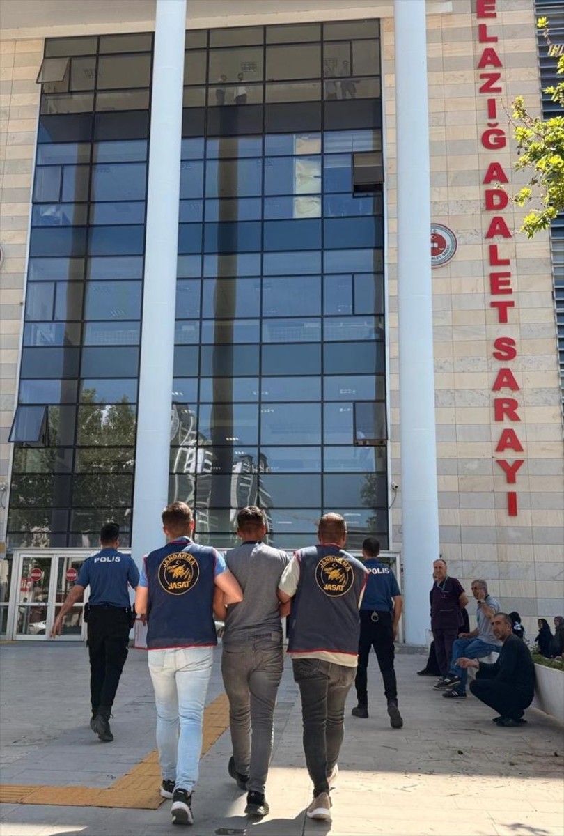 Elazığ'da evlerden hırsızlık yaptıkları iddiasıyla gözaltına alınan 2 şüpheliden biri...