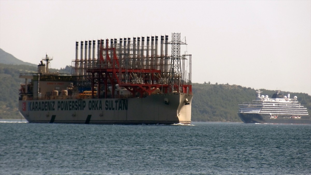 Elektrik enerjisi üretme gücüne sahip "KPS Orka Sultan" isimli gemi, Çanakkale Boğazı'ndan geçiş...