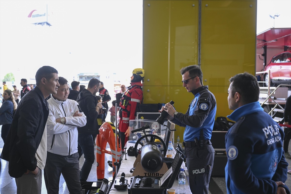 Emniyet Genel Müdürlüğünce (EGM), Karayolu Trafik Haftası kapsamında düzenlenen etkinlikte...