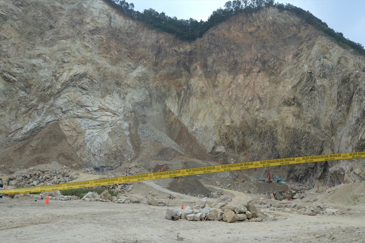 Endonezya'nın Batı Cava eyaletindeki Cirebon bölgesindeki Gunung Kuda taş ocağında meydana gelen...