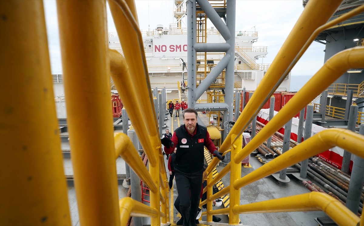 Enerji ve Tabii Kaynaklar Bakanı Alparslan Bayraktar, Göktepe-3 kuyusunda görev yapan Türkiye'nin...