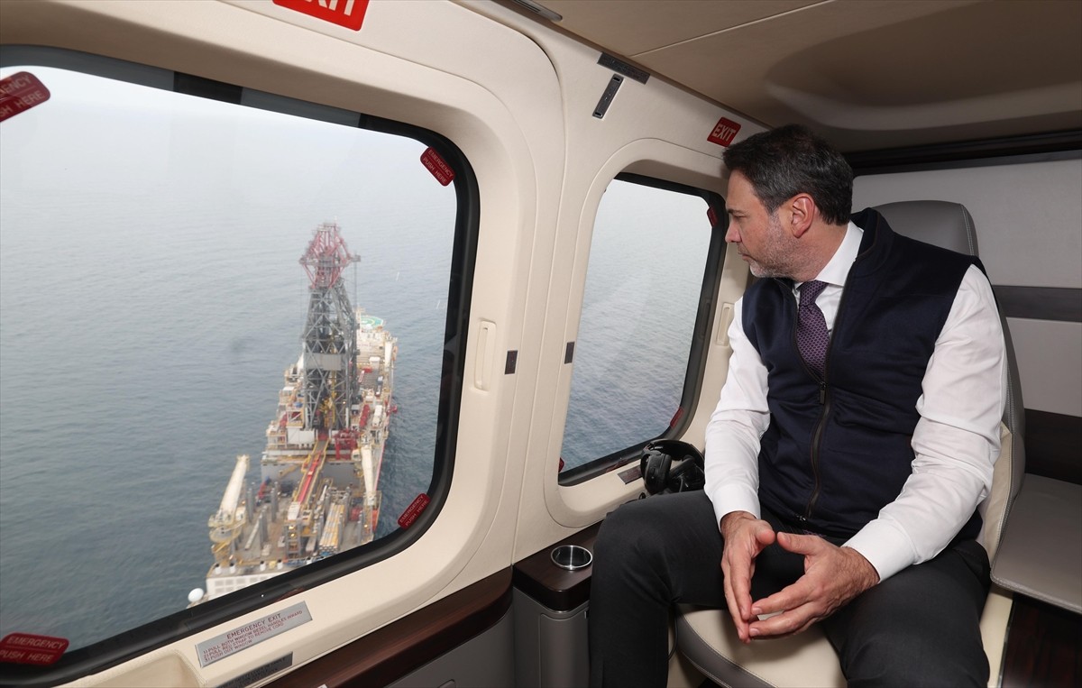 Enerji ve Tabii Kaynaklar Bakanı Alparslan Bayraktar, Göktepe-3 kuyusunda görev yapan Türkiye'nin...