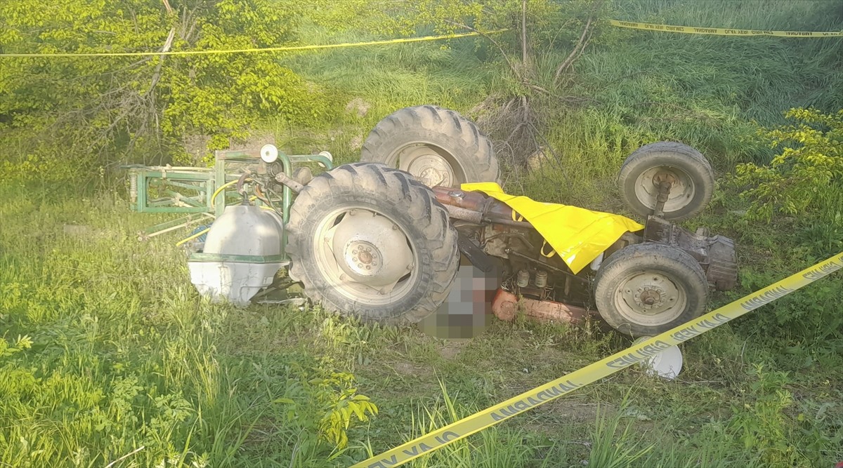 Erzincan'da, devrilen traktörün altında kalan sürücü yaşamını yitirdi.