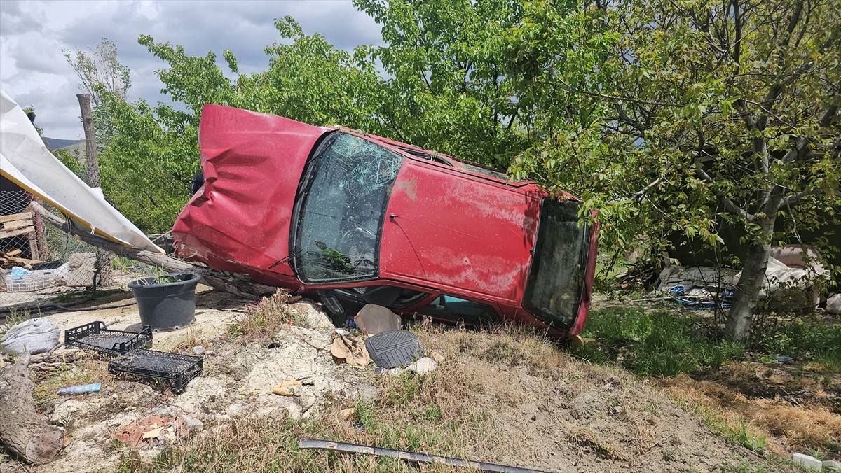 Erzincan'da elektrik direğine çarptıktan sonra bahçeye devrilen otomobilin sürücüsü ağır...