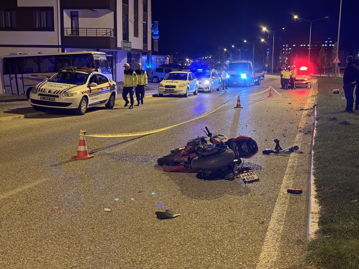 Erzincan'da refüje çarpan motosikletin sürücüsü hayatını kaybetti.