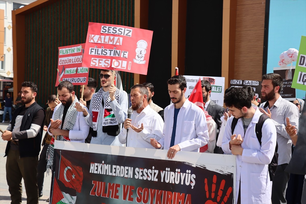 Erzincan’da hekim ve sağlıkçılar, İsrail'in Gazze'ye yönelik saldırılarını protesto etmek ve zulme...
