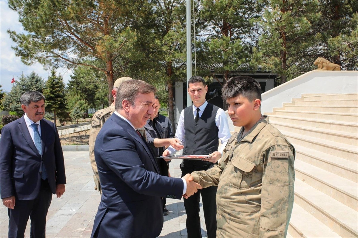 Erzincan Valisi Hamza Aydoğdu, kentte yaşayan bir engellinin askerlik hayalini gerçeğe dönüştürdü....