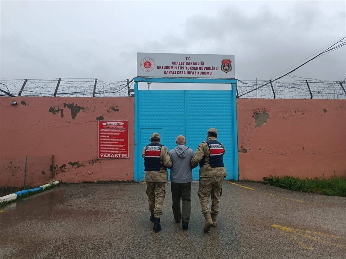 Erzurum'da FETÖ üyeliğinden kesinleşmiş 6 yıl 8 ay hapis cezası bulunan firari hükümlü yakalanarak...