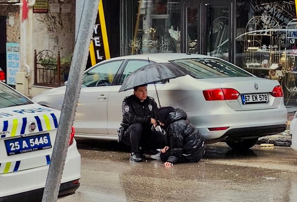 Erzurum'da hafif ticari aracın çarpması sonucu yaralanan kız çocuğunun başında "ıslanmasın" diye...