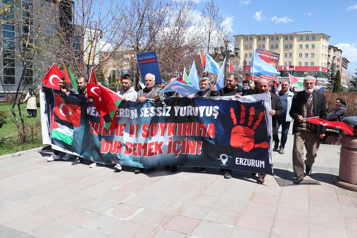 Erzurum'da sağlık çalışanları, İsrail'in Gazze'ye yönelik saldırılarını protesto etmek ve zulme...