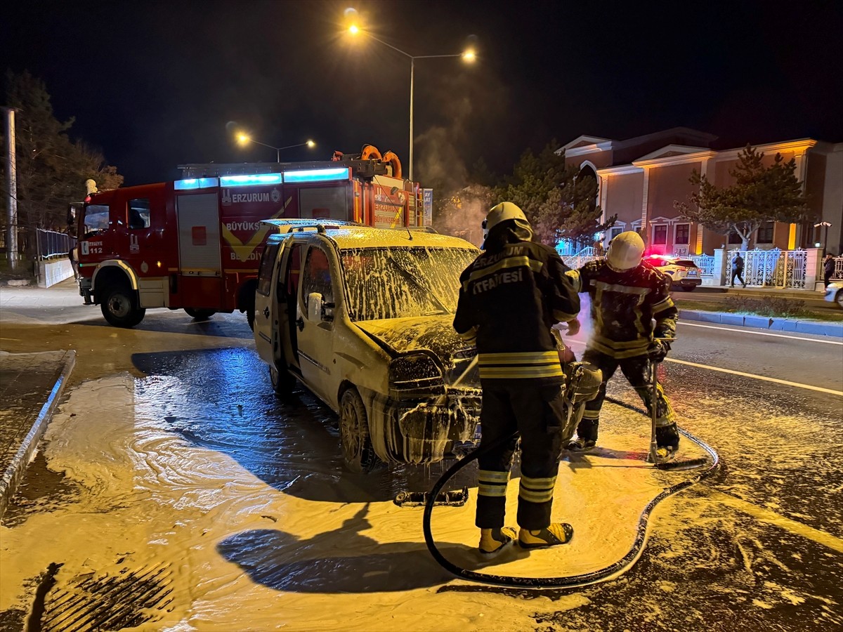 Erzurum'da seyir halindeyken yanan hafif ticari araçta hasar oluştu. Aracın motor kısmında...