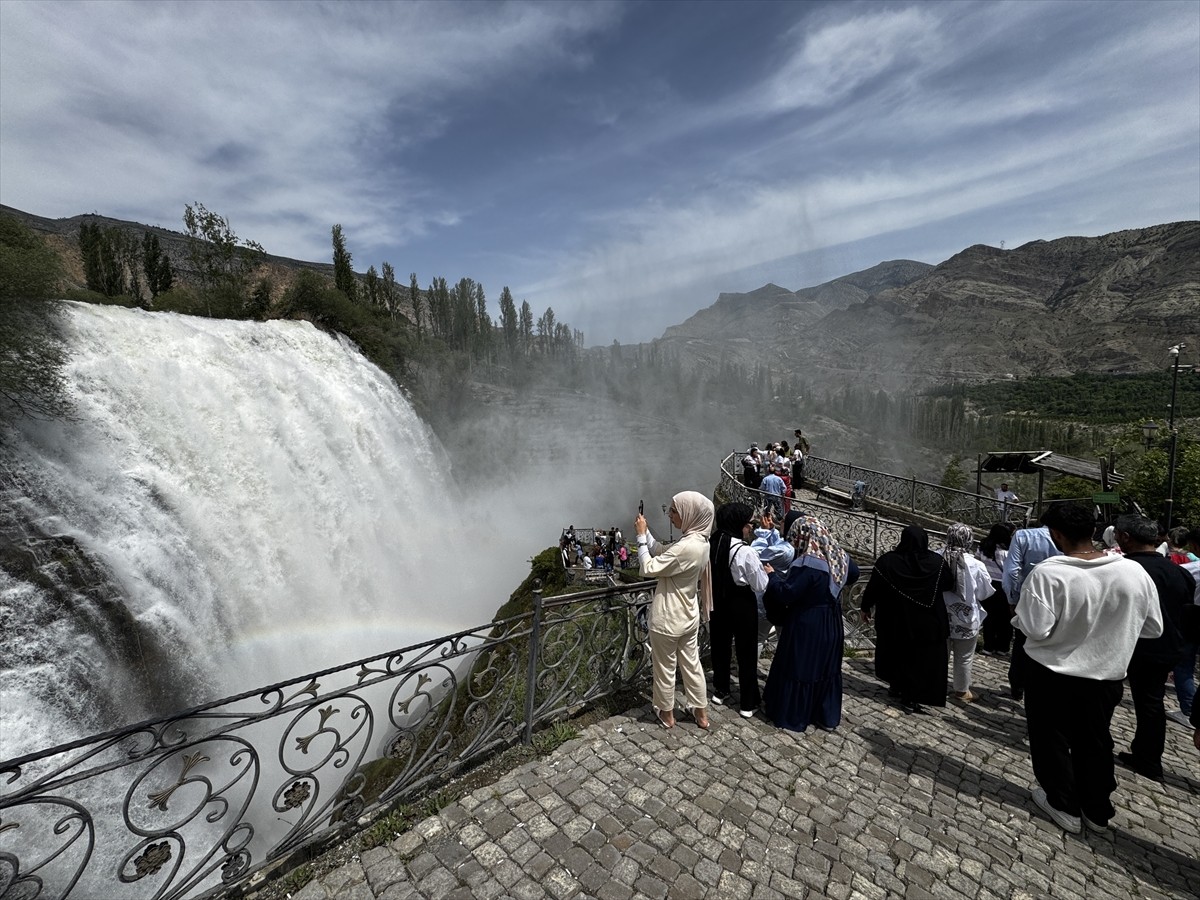 Erzurum'un Tortum ve Uzundere ilçelerinde düzenlenen "Kadrajımdan Tortum ve Uzundere'de Bahar"...