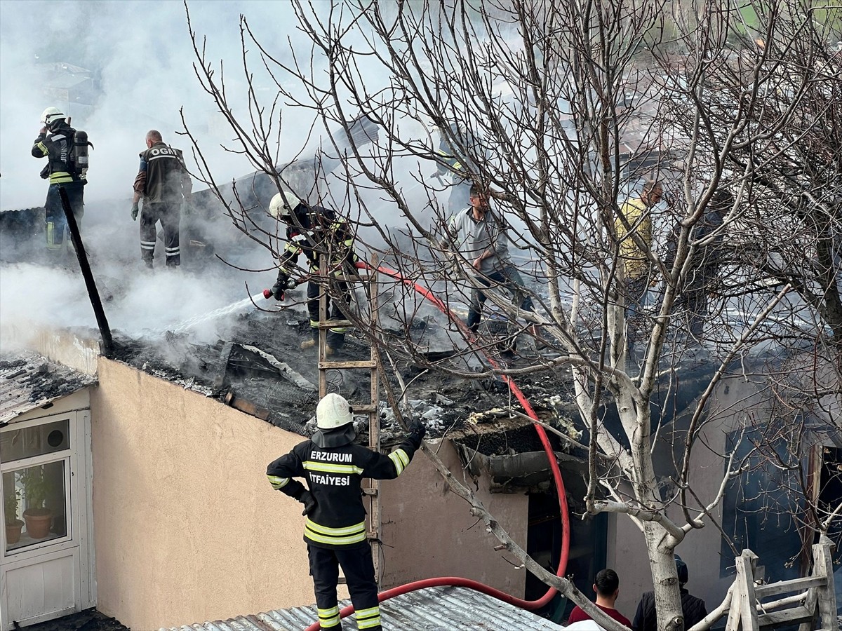 Erzurum'un Yakutiye ilçesinde müstakil evin çatısında çıkan yangın itfaiye ekiplerince söndürüldü....