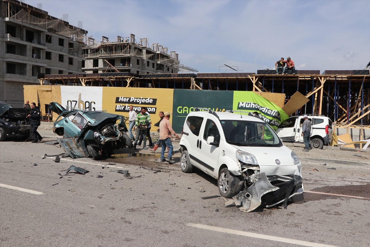 Erzurum'un Yakutiye ilçesinde park halinde bulunan 8 araca çarpan beton mikserinin sürücüsü ağır...