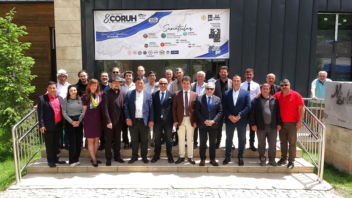 Erzurum’un İspir ilçesinde düzenlenen 8. Çoruh Plastik Sanatlar Çalıştayı'nda yapılan 35 eserden...