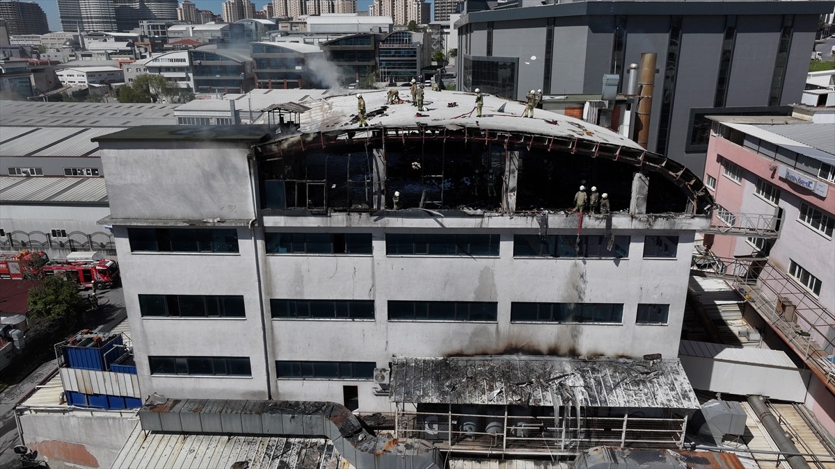 Esenyurt Akçaburgaz Mahallesi 3090. Sokak'taki 5 katlı tekstil fabrikasının çatısında çıkan...