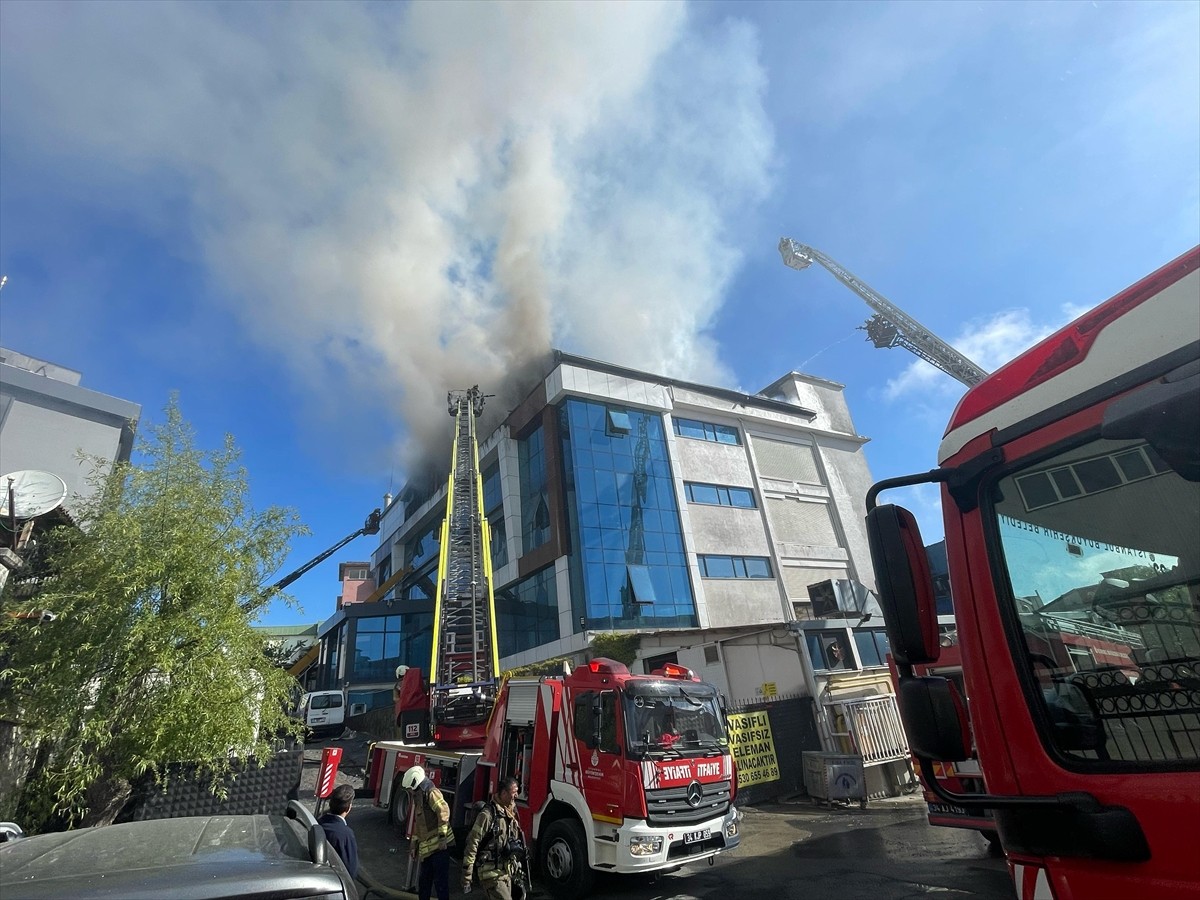 Esenyurt Akçaburgaz Mahallesi 3090. Sokak'taki tekstil atölyesinde henüz belirlenemeyen nedenle...