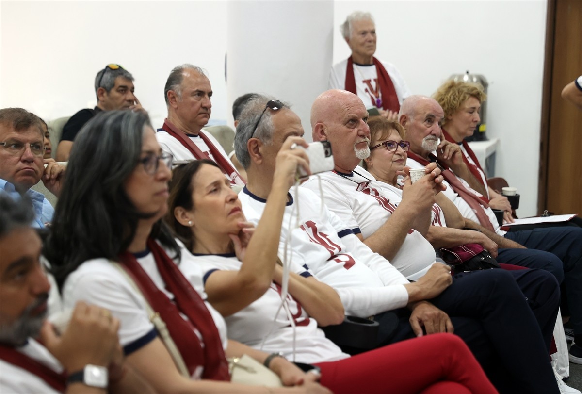 Eski milli voleybolculardan oluşan Voleybolun Unutulmazları Derneği (VUD) üyeleri, genç nesillere...