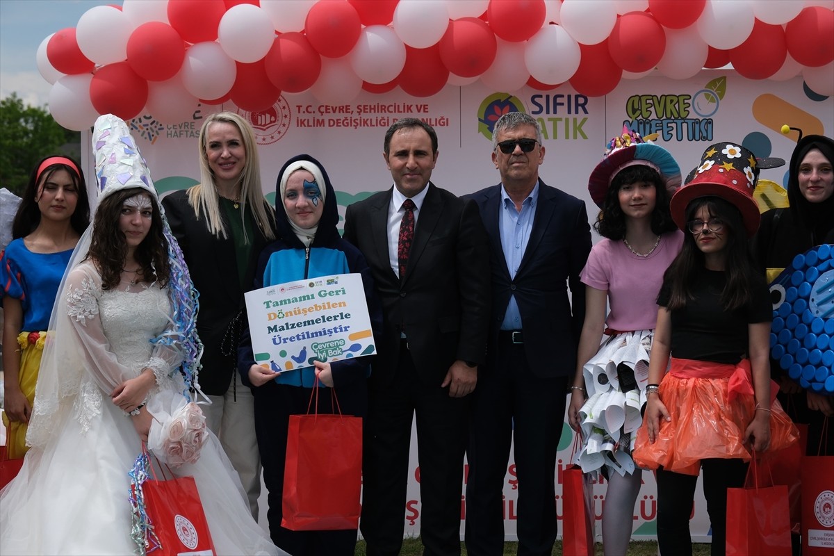 Eskişehir'de, Çevre Haftası kapsamında Recep Tayyip Erdoğan Millet Bahçesi'nde düzenlenen defilede...