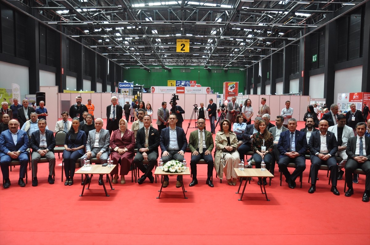 Eskişehir Ticaret Odası TÜYAP Fuar Merkezi'nde düzenlenen 4. Kitap Fuarı, kitapseverlerin...