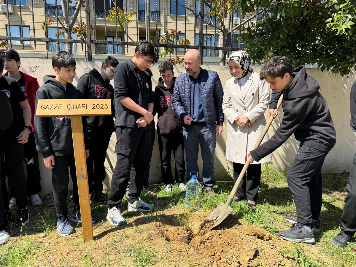 Eyüp Sultan Önder İmam Hatipliler Derneğince (ESÖNDER), "Gazze Çınarı" projesi kapsamında ilçedeki...
