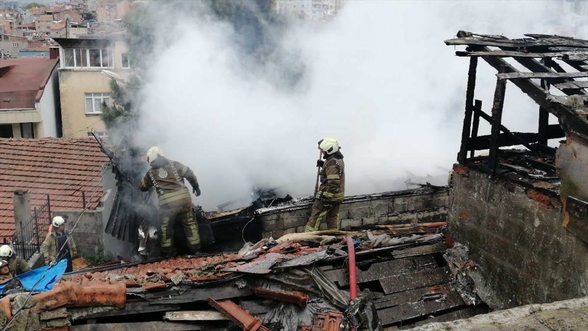 Fatih'te tek katlı gecekonduda çıkan yangın, itfaiye ekiplerinin müdahalesiyle söndürüldü.