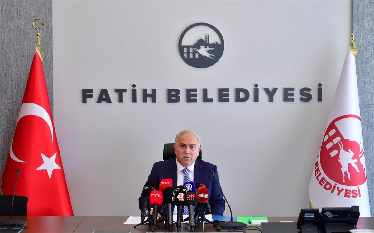 Fatih Belediye Başkanı Mehmet Ergün Turan, CHP Genel Başkanı Özel'in partisinin grup toplantısında...