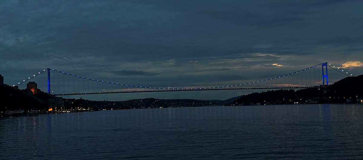 Fatih Sultan Mehmet (FSM) Köprüsü, Engelliler Haftası dolayısıyla mavi renkle aydınlatıldı. Her...