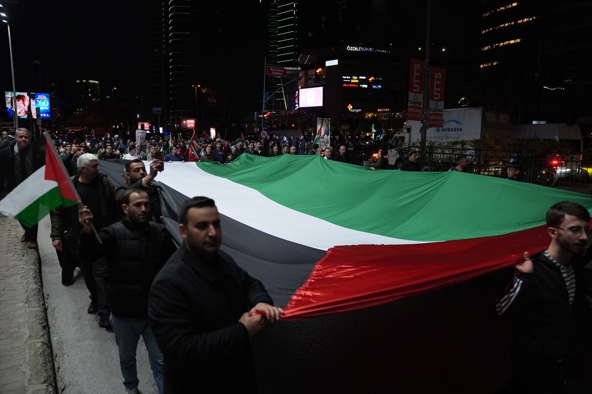 Filistin'le Dayanışma Platformu üyeleri, Gazze'ye destek için Sanayi Mahallesi Merkez Camisi'nden...