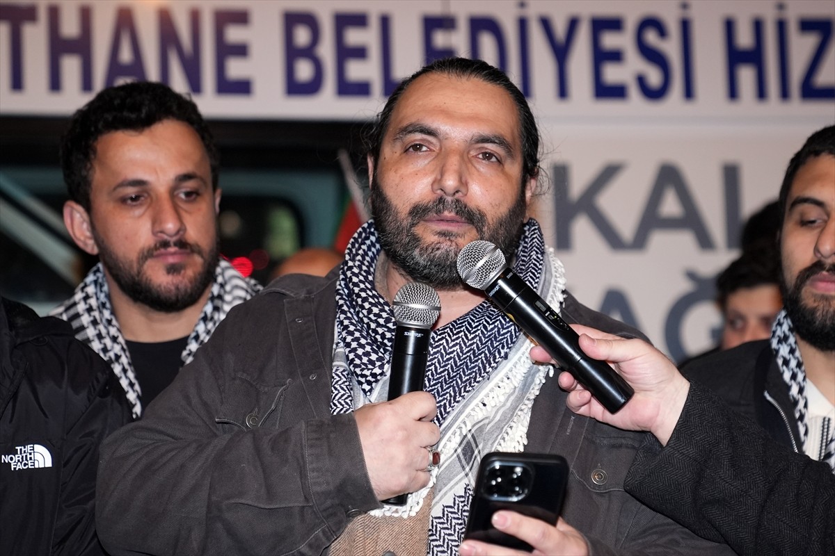 Filistin'le Dayanışma Platformu üyeleri, Gazze'ye destek için Sanayi Mahallesi Merkez Camisi'nden...